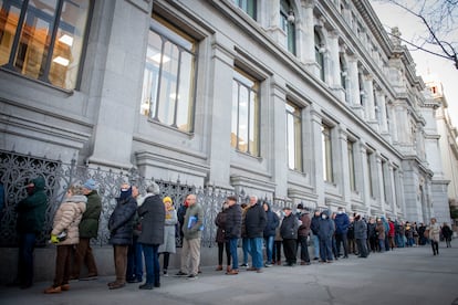 Colas en el Banco de España para comprar Letras del Tesoro, en febrero pasado.