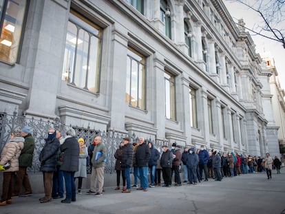 Colas en el Banco de España para comprar Letras del Tesoro, en febrero pasado.