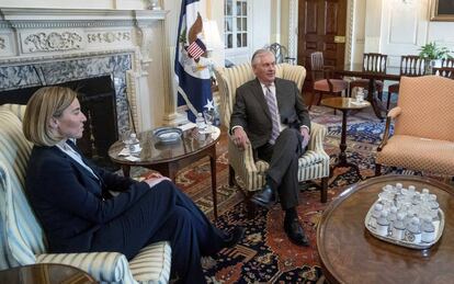 La jefa de la diplomacia europea se reúne con su homólogo estadounidense en Washington.