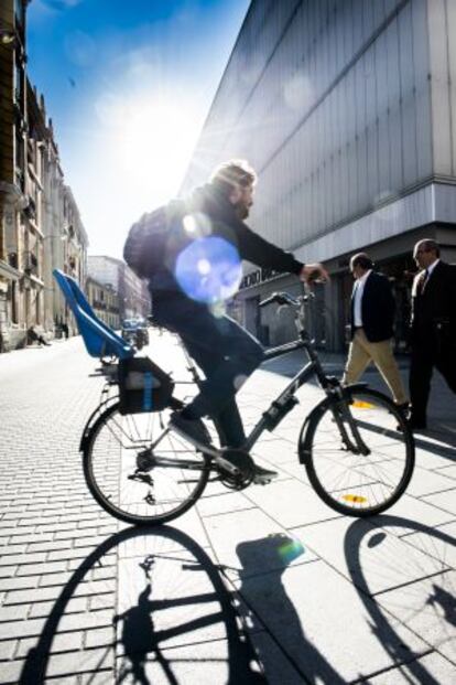 Un hombre en bici junto al Mercado de Barceló, en Madrid.