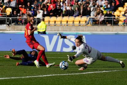 La guardameta española, Cata Coll, a la derecha, sigue la trayectoria del balón lanzado por Lineth Beerensteyn.