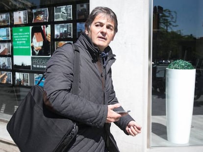 Oriol Pujol sale de su domicilio, en mayo.