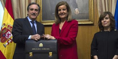 Valeriano Gómez pasa la cartera de Trabajo a Fátima Báñez ante Soraya Sáenz de Santamaría.