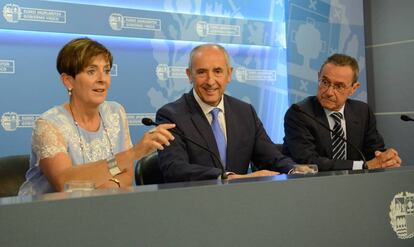 El portavoz del Gobierno vasco, Josu Erkoreka, comparece este miércoles con los consejeros Arantza Tapia y Ángel Toña.