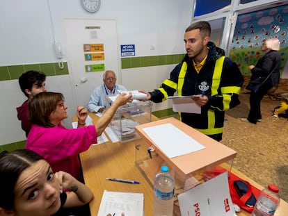 Un cartero entregaba el 28 de mayo a la presidenta de una mesa electoral el voto por correo para las elecciones de ese día.