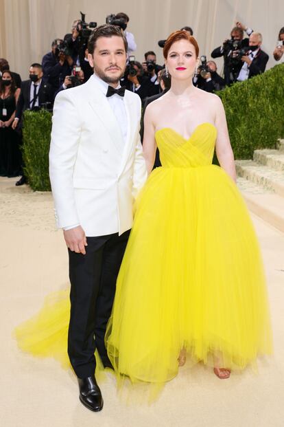 Los actores?Kit Harington y Rose Leslie. Ella, de Oscar de la Renta.