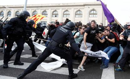 La policía carga contra varios manifestantes en Barcelona.