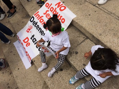 Los niños también estuvieron presentes en la manifestación en el Monumento a la Independencia.