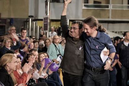 El candidato de Podemos a presidente del Gobierno, Pablo Iglesias, junto a Errej&oacute;n, Monedero y la juez Victoria Rosell, durante el mitin de Las Palmas de Gran Canaria.