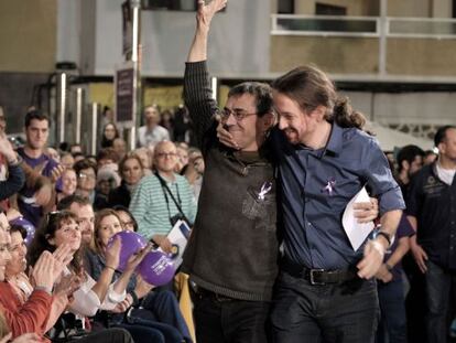 El candidato de Podemos a presidente del Gobierno, Pablo Iglesias, junto a Errej&oacute;n, Monedero y la juez Victoria Rosell, durante el mitin de Las Palmas de Gran Canaria.