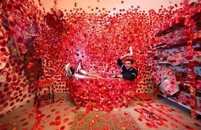 El tenista croata Marin Cilic posa durante su visita la instalación 'Flower Obsession', del la artista japonesa Yayoi Kusama, en la National Gallery de Victoria, con motivo de la celebración del Abierto de Tenis de Australia, en Melbourne (Australia).