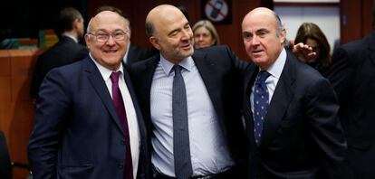 El ministro galo de Finanzas, Michel Sapin (izq.), el comnisario europeo de Asuntos Ec&ccedil;omicos, Pierre Moscovici, y el ministro Luis de Guindos hoy en la reuni&oacute;n del Eurogrupo en Bruselas. 