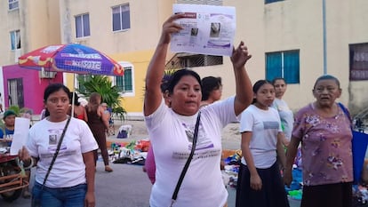 María Patrón Pat sostiene una ficha de búsqueda de su hija Francisca Mariner durante una protesta, el 23 de diciembre en Cancún, Quintana Roo.