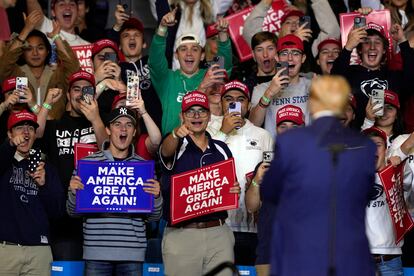 Seguidores del candidato republicano, Donald Trump, en el Bryce Jordan de State College (Pensilvania), el sábado.