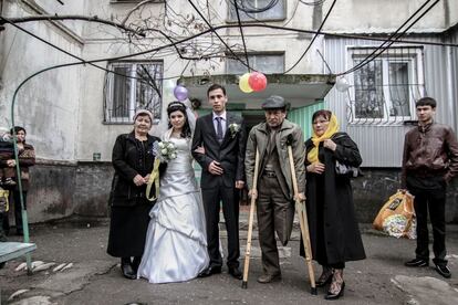 En el mikrarraión número 5, un suburbio a las afueras de Bishkek, capital de la república de Kirguizistán, una joven pareja recién casada visita a la familia de la novia.