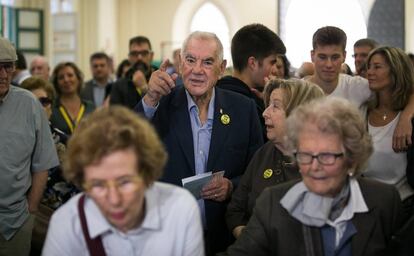 El candidato de Esquerra Republicana de Catalunya a la alcaldía de Barcelona, Ernest Maragall, hace cola para votar en el colegio Infant Jesus, en Barcelona.