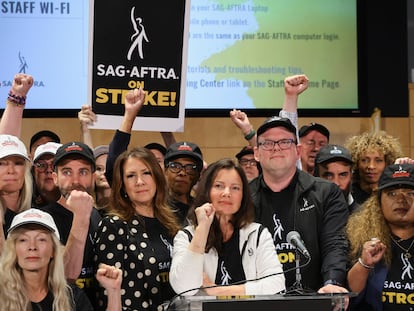 Fran Drescher, la presidenta de SAG-AFTRA, y el negociador Duncan Crabtree-Ireland, rodeados de otros integrantes del sindicato durante la rueda de prensa en Los Ángeles en la que han anunciado que irán a la huelga.
