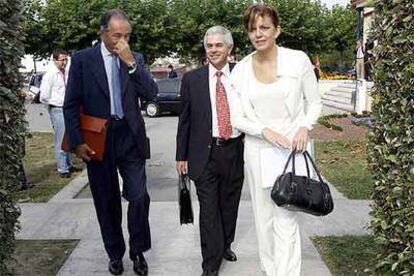 Francisco Ros, entre el presidente de Aetic, Jesús Banegas, y la presidenta de IBM, Amparo Moraleda.