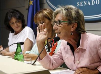 De izquierda a derecha, Ruth Porta, Carmela Silva e Isabel Escudero, ayer en el Senado.