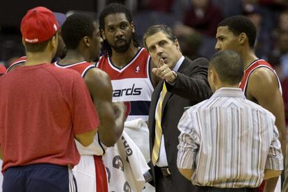 Randy Wittman, técnico de los Washington Wizards, da instrucciones a sus jugadores durante un tiempo muerto.