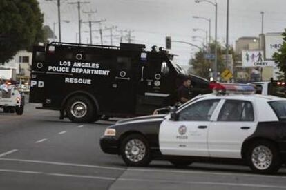 Vehículos de la policía de Los Ángeles crean un cerco de seguridad durante el tiroteo en el que murieron la niña y su padre.