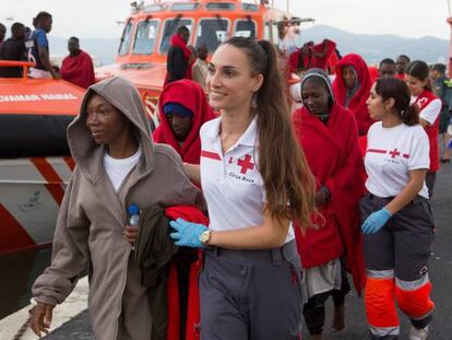 Llegada a Motril (Granada) de 66 migrantes, entre ellas seis mujeres y varios menores.