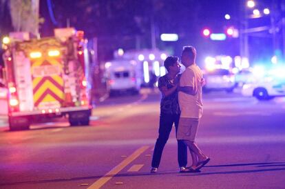 El agresor, también muerto en un enfrentamiento con la policía, irrumpió a tiros en el local de Orlando y se atrincheró con rehenes durante tres horas.
