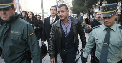 Miguel Ángel Flores, tras salir en libertad después de pagar una fianza.