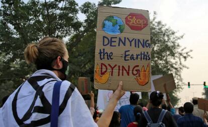 Participantes en una protesta ecologista en Nueva Delhi (India), el pasado noviembre. 