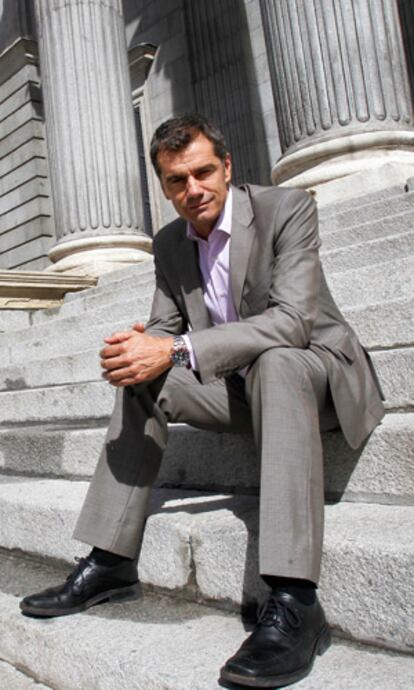 El diputado de UPyD, Toni Cantó, en las escalinatas del Congreso de los Diputados.