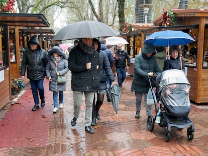 Mercado navideño lleno de paraguas ante el tiempo lluvioso, el pasado sábado en Vitoria.