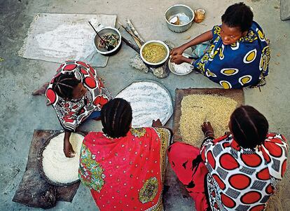 Mujeres preparan la comida en la playa de Jambiani.