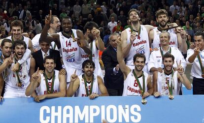 Los jugadores de la selección española, tras colgarse la medalla de oro en el Campeonato de Europa disputado en Lituania.