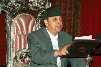 Gyanendra, rey de Nepal, durante su primera aparición pública desde que accedió al trono, en junio de 2001.