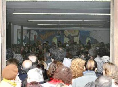 Momento de la misa del Domingo de Resurrección oficiada en la parroquia de San Carlos Borromeo, en el barrio madrileño de Entrevías (distrito de Puente de Vallecas).