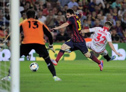 Messi se martcha de Alberto Moreno.