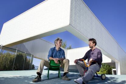 Los arquitectos Eduardo Navadijos y Csaba Tarsoly bajo su estructura para el Centro Mirabal.