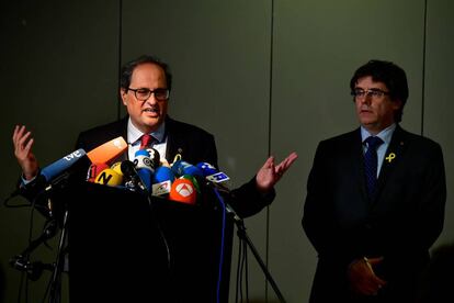 Quim Torra (L) and Carles Puigdemont at a press conference in Berlin.