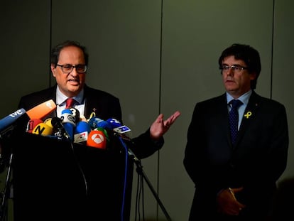 Quim Torra (L) and Carles Puigdemont at a press conference in Berlin.