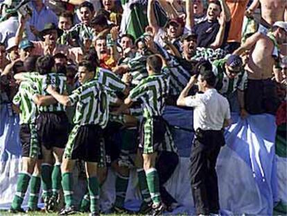 Los jugadores béticos celebran uno de los goles de Casas.