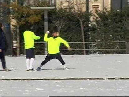 Los jugadores del Barça entrenan sobre un manto blanco