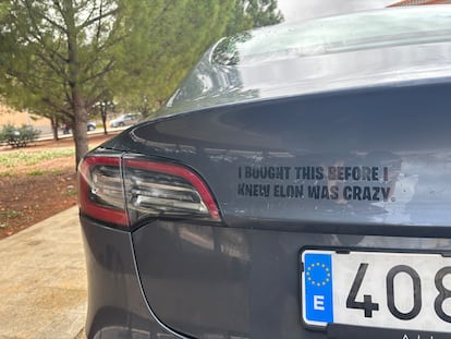 Pegatinas de “Me lo compré antes de saber que Elon (Musk) estaba loco”, en inglés, en un coche Tesla en España, cedidas por un usuario.