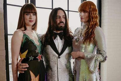 Alessandro Michele de Gucci, rodeado por Dakota Johnson y Florence Welch