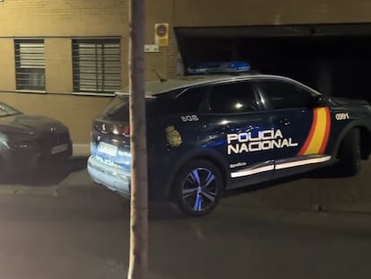 La policía nacional, en el lugar del homicidio, en Alcobendas.