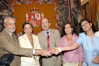 José Antonio Griñán, Magdalena Álvarez, Manuel Chaves, Carmen Calvo y Rosa Torres, ayer, en Málaga.