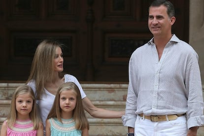 El rey Felipe VI, la reina Letizia, la princesa Leonor y la infanta Sofía posan para los medios gráficos en el Palacio de Marivent, el 5 agosto de 2014.