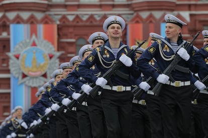 Soldados de la armada naval rusa marchan en la Plaza Roja.