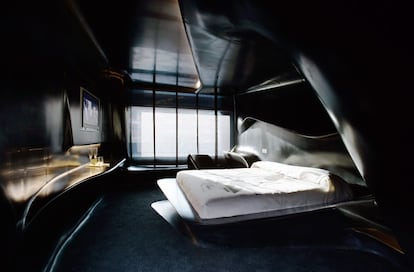 Habitación de la primera planta del hotel Silken Puerta América de Madrid diseñada por la arquitecta Zaha Hadid.