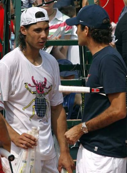 Rafael Nadal conversa con Roger Federer.
