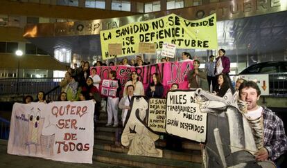 La mayoría de los hospitales públicos de Madrid son escenario desde las diez de la noche de un encierro de 24 horas convocado por la Plataforma Asamblearia de Trabajadores y Usuarios para mantener viva la respuesta social al plan privatizador del Gobierno regional.